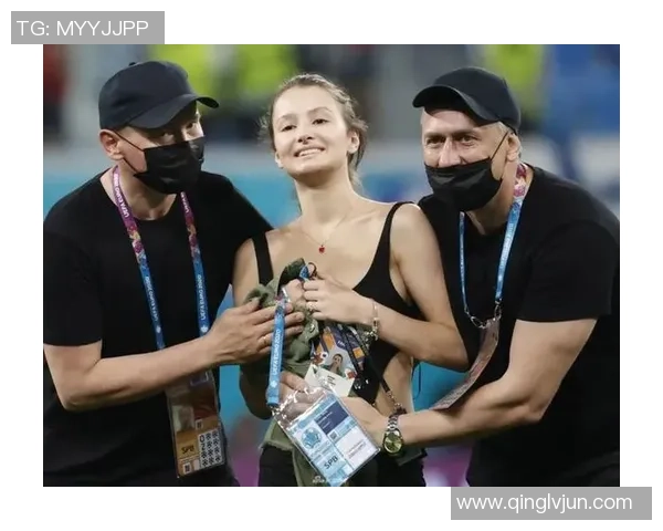 足球明星赛场意外走光引热议内裤曝光成焦点引发球迷热讨论 足球明星赛场意外走光引热议内裤曝光成焦点引发球迷热讨论